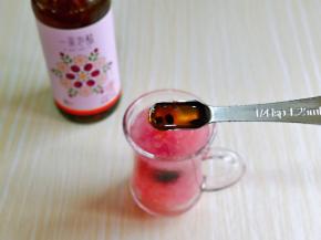 盛出加入一勺百香果醋。