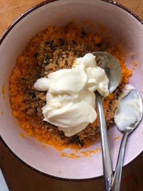 蛋黄刷白酒后放入预热好的烤箱180度烤10分钟，烤好的蛋黄压碎，加上肉松和沙拉酱，搅拌均匀。