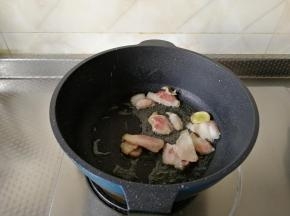 放入肉片开始翻炒。煸炒出香味，肉片基本变色变熟。