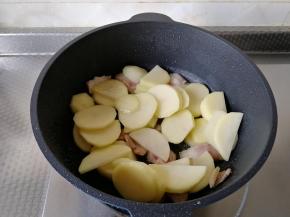 然后倒入土豆片一起翻炒1分钟。然后倒入料酒，炒匀去腥。