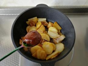 加入老抽翻炒上色，再加入一大勺甜面酱。不能省略，真的超好吃。