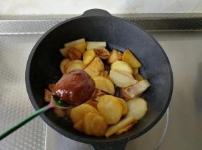 加入老抽翻炒上色，再加入一大勺甜面酱。不能省略，真的超好吃。