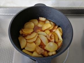 全部翻炒均匀后，土豆上色也可以。淋入一小碗清水，再炒2下炒匀，盖上锅盖，转小火闷煮1-2分钟。