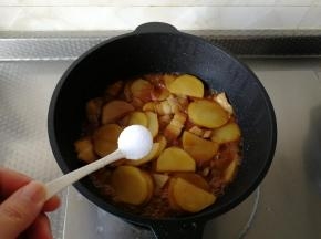 加盐，炒匀调味。