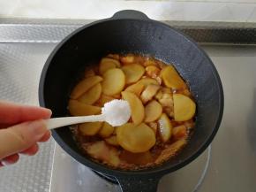 加入一勺糖，主要是提鲜。炒匀后试下味道，比正常略淡一些，一会收汤汁后就正合适。