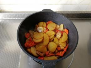 炒到红椒块断生。转大火，翻炒让汤汁略微收干，就可以关火啦。