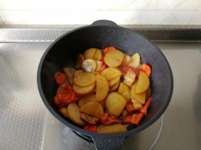 炒到红椒块断生。转大火，翻炒让汤汁略微收干，就可以关火啦。