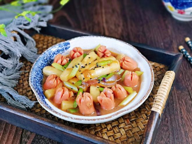 香肠蒜薹炒年糕