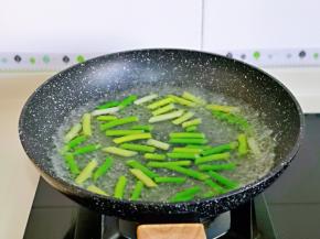 锅中加入水烧开，下蒜薹焯水30秒捞出过冷水。