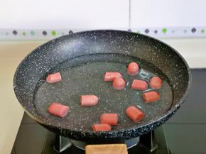 小香肠从中间切开，在一段切花刀，我切了六瓣，可以根据个人喜好来。