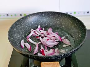 起油锅，加入洋葱煸炒。