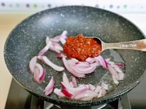 再加入一勺豆瓣酱翻炒。