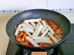 下年糕条翻炒。