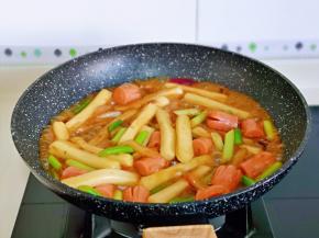 再加入1小碗纯净水，大火烧开，转中火至酱汁浓稠即可关火。