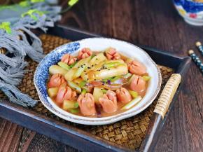 盛出装盘，撒上熟黑芝麻点缀。