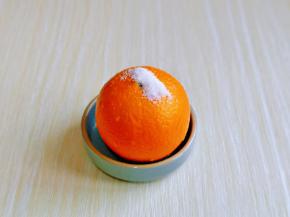 橙子先用冷水冲洗，撒上盐，用手搓整个橙子，再冲洗干净，两个橙子同样清洗干净。