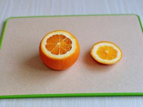 再将顶部切掉一片，也就是盖子，不要扔掉哈～