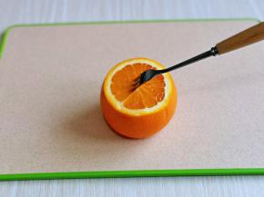 用食品叉扎橙肉，如图，两个同样做好。