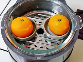 盖上盖子，放入蒸锅，蒸10分钟焖2分钟。