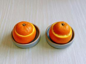 取出蒸好的橙子。