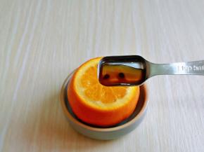 每个橙子淋上一勺百香果醋，加入果醋可以提升橙子的口感。