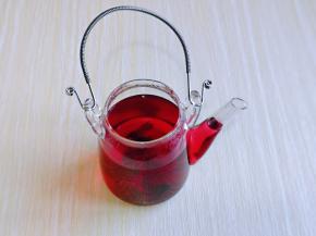 洛神花与冰糖放入茶壶中，加入开水，晾凉。