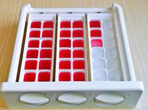 待洛神花茶彻底凉后，倒入冰格中，放入冰箱冷冻室，冻成冰块。