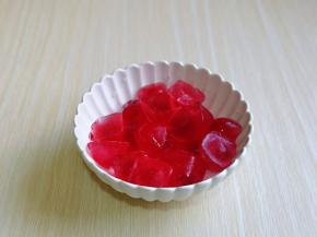 取出冻好的冰块。