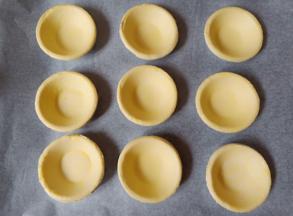 蛋挞皮提前室温解冻。