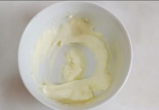 奶油奶酪隔热水搅拌顺滑。