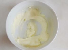 奶油奶酪隔热水搅拌顺滑。