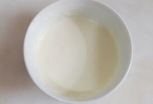 加入牛奶、淡奶油。