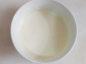 加入牛奶、淡奶油。