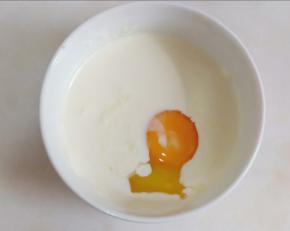 加入一个鸡蛋搅拌均匀。