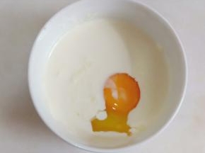 加入一个鸡蛋搅拌均匀。