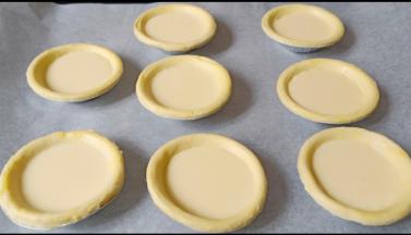 将准备好的蛋挞液装入挞皮中，八分满即可。