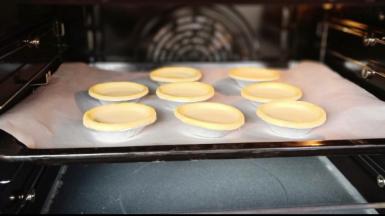 入预热好的烤箱中层200度烤25分钟，表面出现焦点即可。