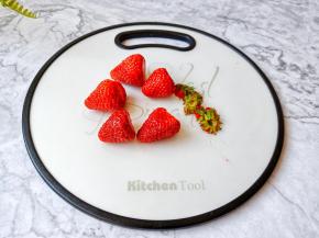 草莓加一点点盐清洗干净，去掉草莓蒂。