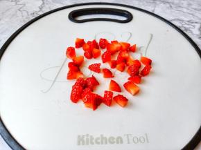 把草莓切成小丁。