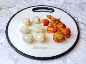 荔枝清洗干净剥壳。