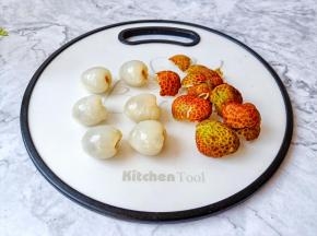 荔枝清洗干净剥壳。