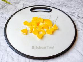 再把橙子切成小丁。