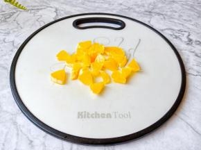 再把橙子切成小丁。