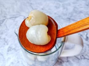 LAICA养生净饮机里加入荔枝。