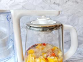 茶饮机注入纯净水。