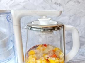 茶饮机注入纯净水。