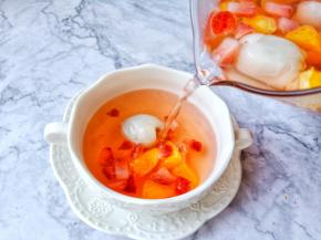 煮好的水果茶待凉一下下加一点百香果果泡醋口感更佳。