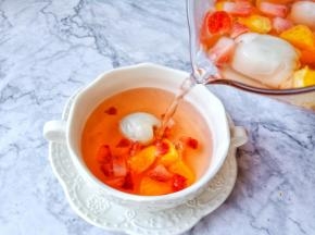 煮好的水果茶待凉一下下加一点百香果果泡醋口感更佳。