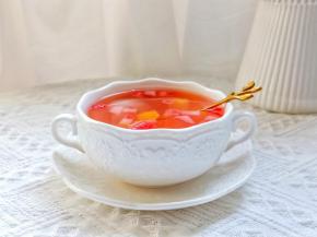 水果茶也可以加点玫瑰花瓣，透亮的红色超养眼啊！

