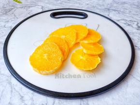 把橙子两头切一刀，再在橙子皮上各划几刀，这样很好剥。剥好的橙子切成片。